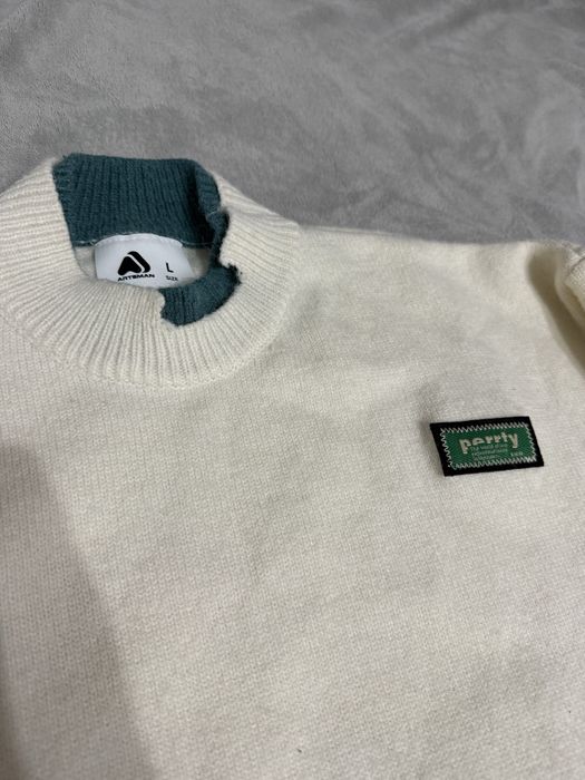 Продам теплый стильный свитер