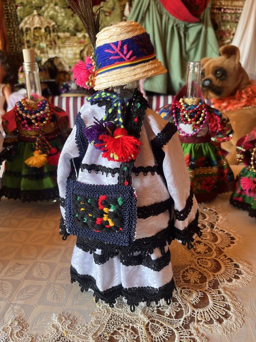 Sticle imbracate in costume traditionale osenesti