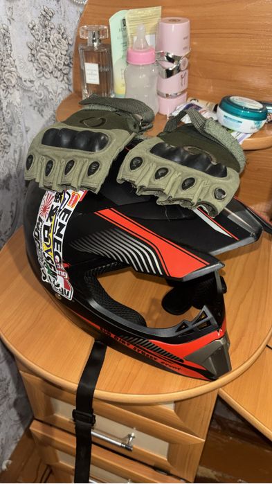 Шлем с перчаткой