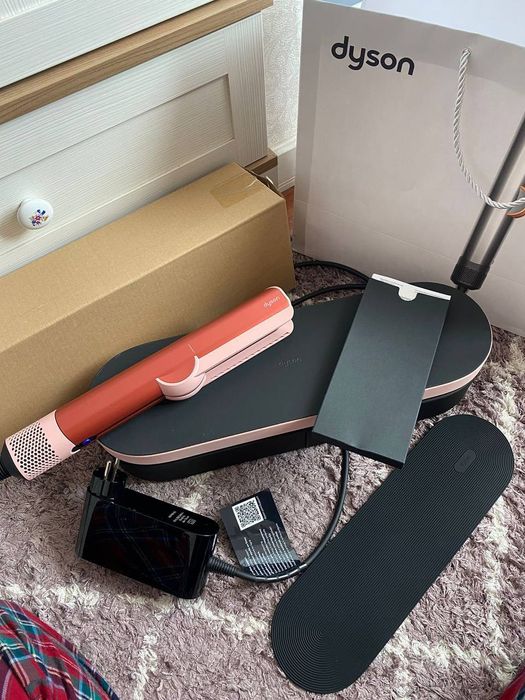 Dyson Airstrait Фен