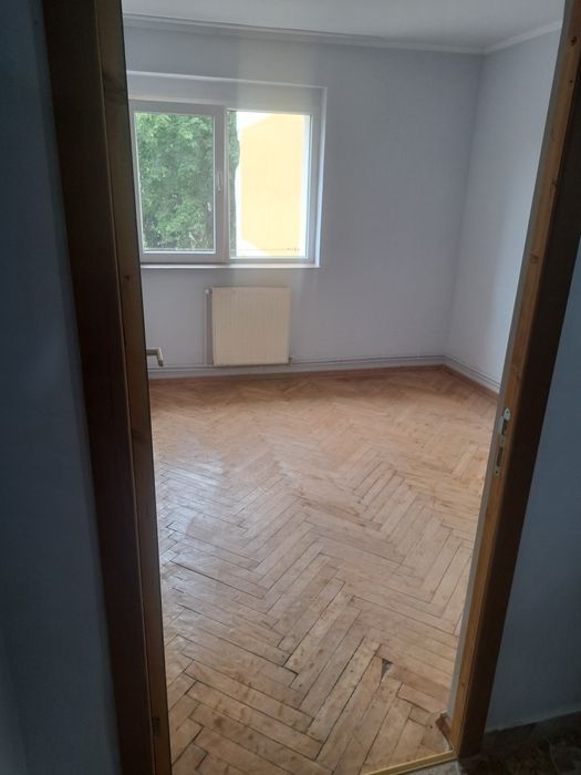 Ofer apartament de închiriat