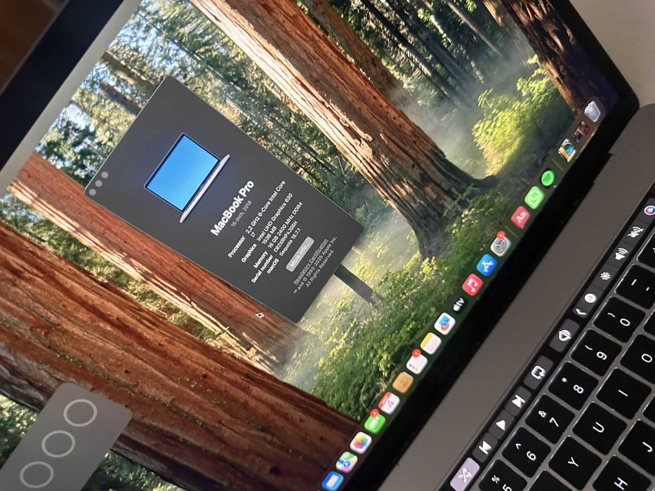 MacBook Pro 15″ Touch Bar 2018, i7 2.2 GHz, 16 GB, AMD Radeon Pro 555X