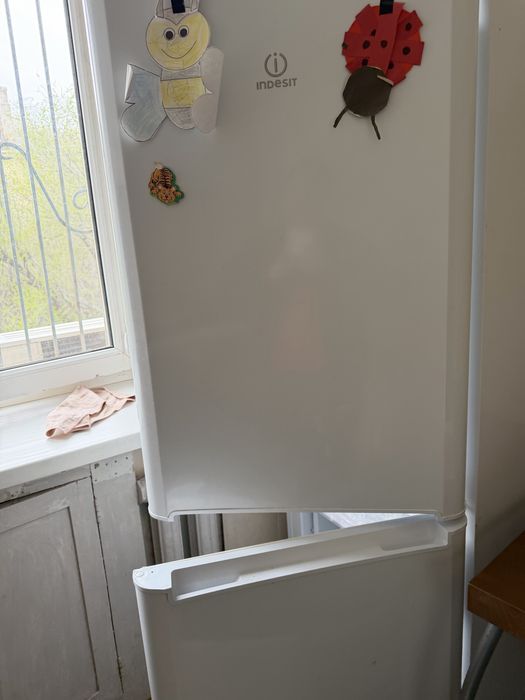 Продам холодильник индезит