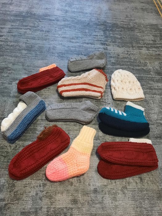 Вязаные носки и следики