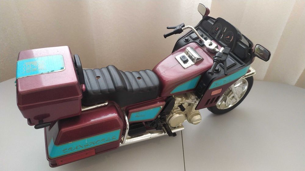 Настолен аналогов часовник във вид на мотор