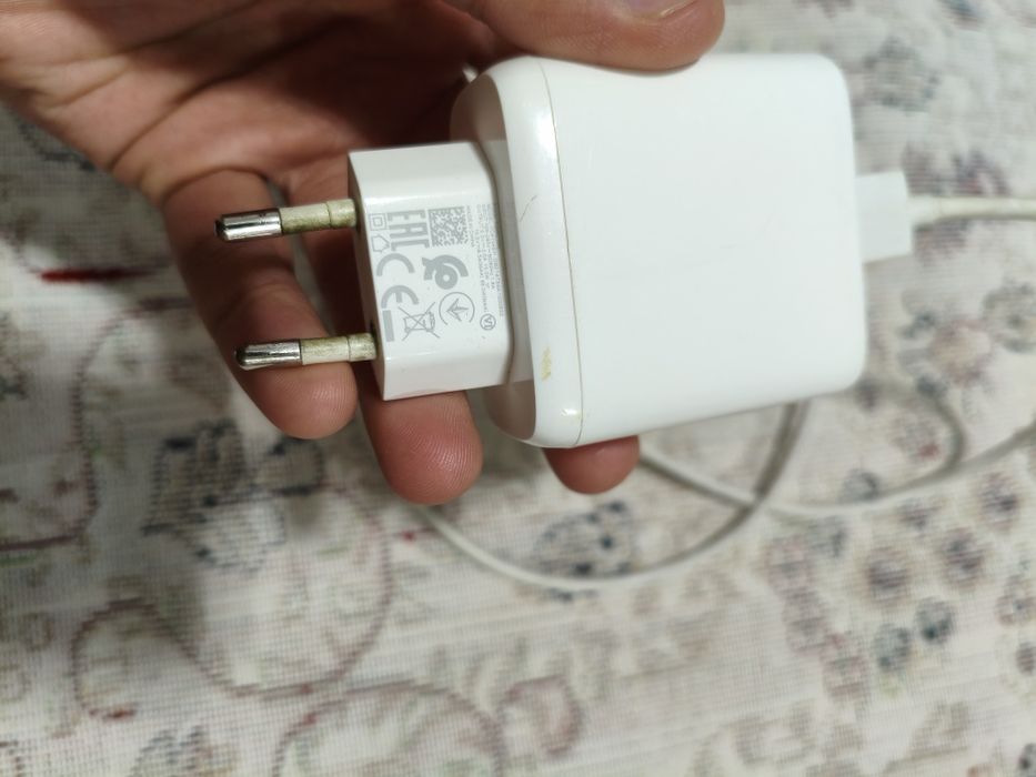 Продам оригинальную зарядку для Realme