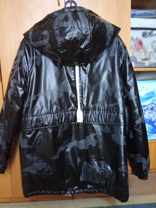 Продам куртку -ветровку на девочку .