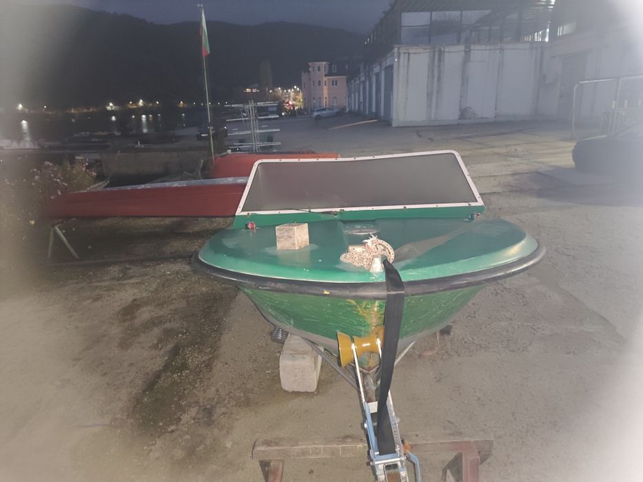 Продавам Лодка без двигател