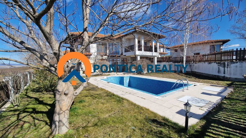 Къща с двор и басейн в хубав комплекс в гр. Ахелой