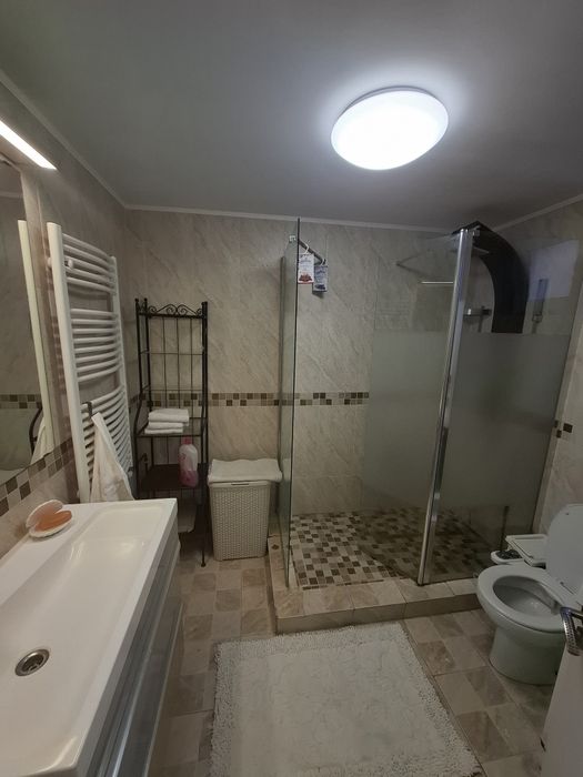 Inchiriez casa cu etaj la curte