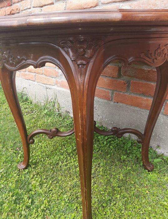 Masă din lemn masiv.