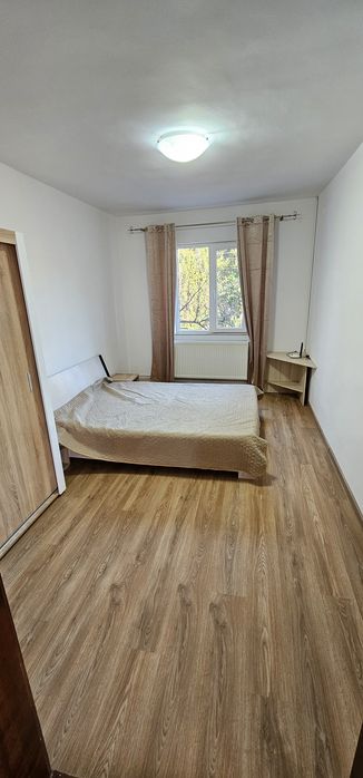 Închiriez apartament cu 2 camere