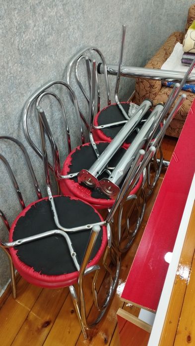 Kuxonniy mebel sotiladi 1,60 ga 60 sm va stol stul
