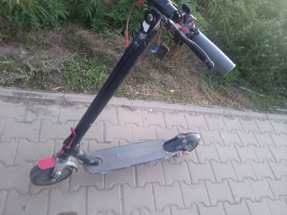 Trotineta lexgo r9x are 499 km  are 3 probleme nare cric nu merge frâna și are pană pe față