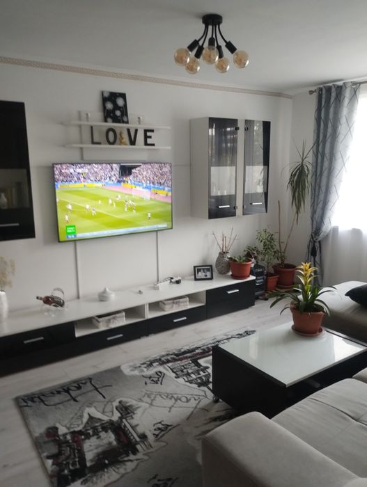 Apartament decomandat de patru camere ,etajul trei