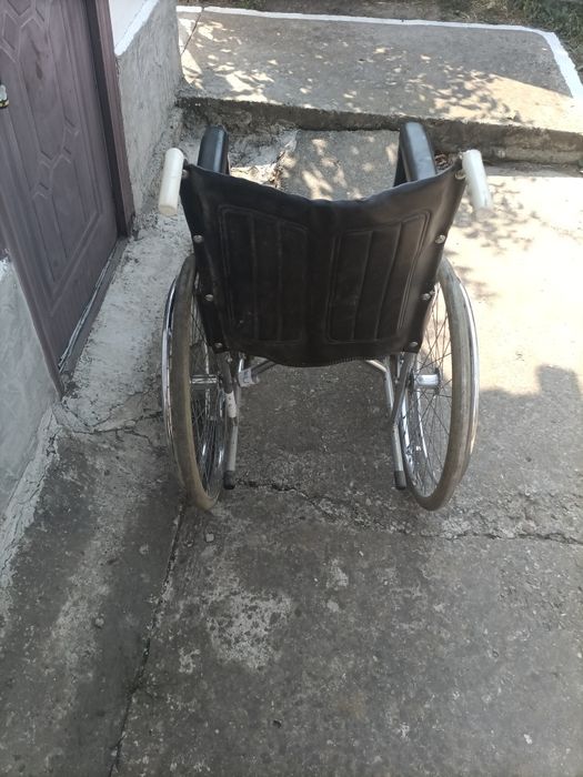 Vind 2 cariucioare pentru persoane cu dizabilitati locomotorii