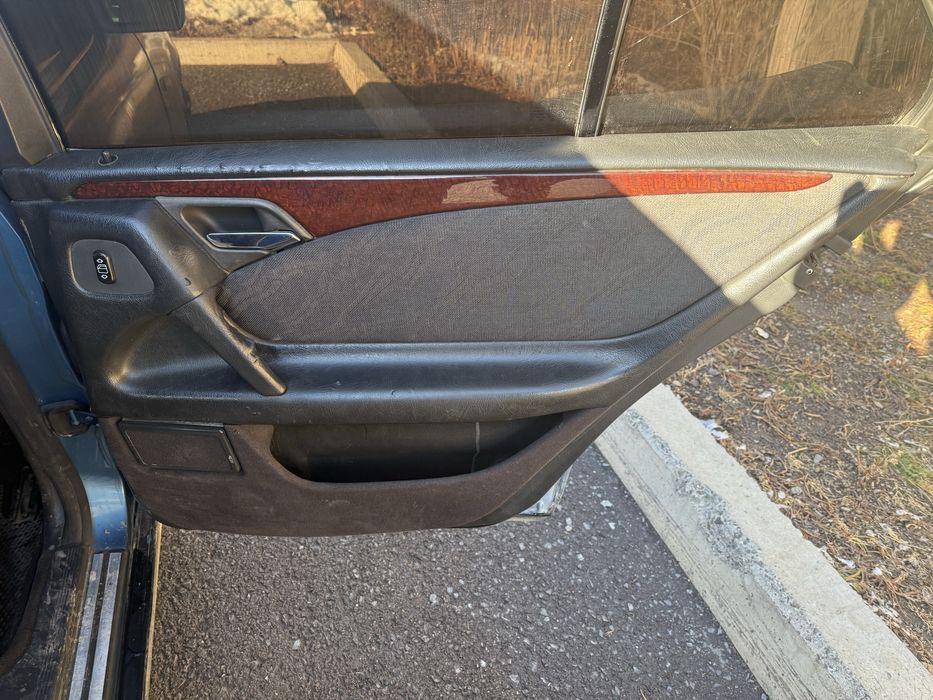 Дверные карты мерседес 210