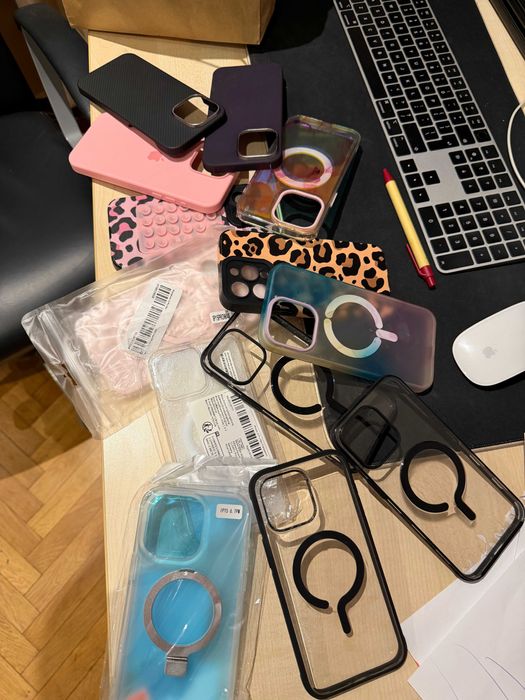 iPhone 15 Pro Max Natural Titanium 256GB + 13 huse cadou