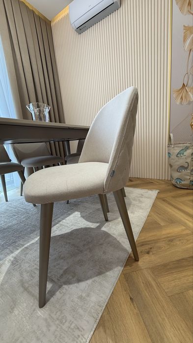 Стол для гостей со стульями