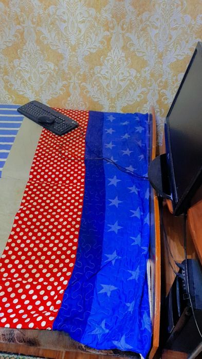 2 Кровати,подставка 2шт продается для телевизора