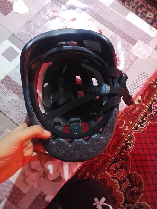 Vând casca btwin de bicicletă