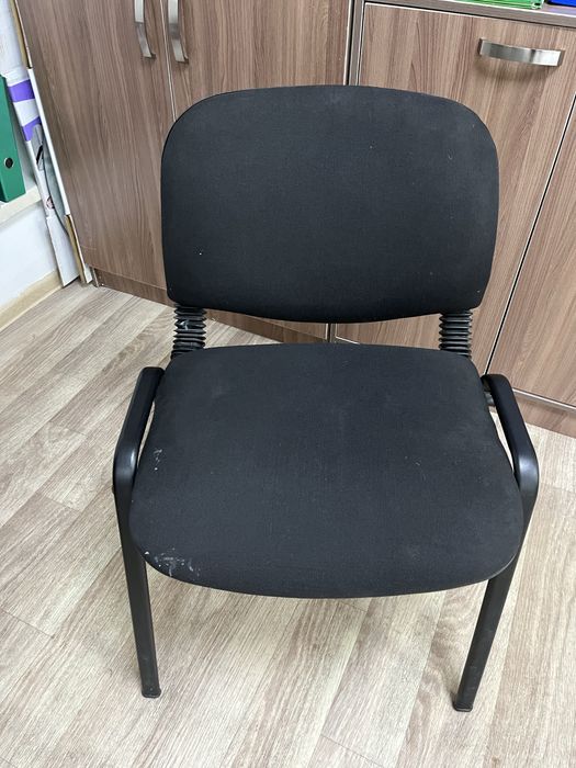 Стул офисный черный