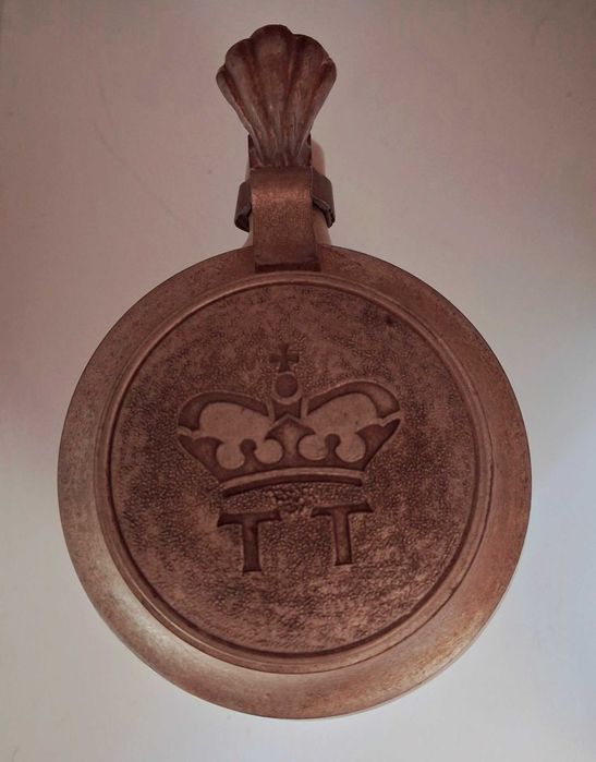 Старинна немска керамична халба с гравиран калаен капак на бира T & T