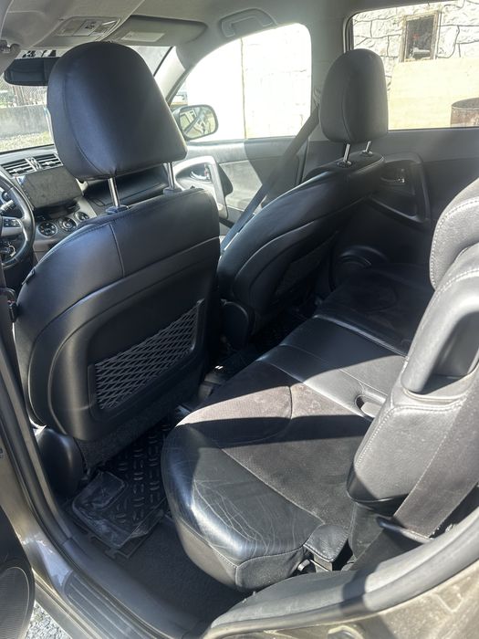Dezmembrez Toyota Rav4