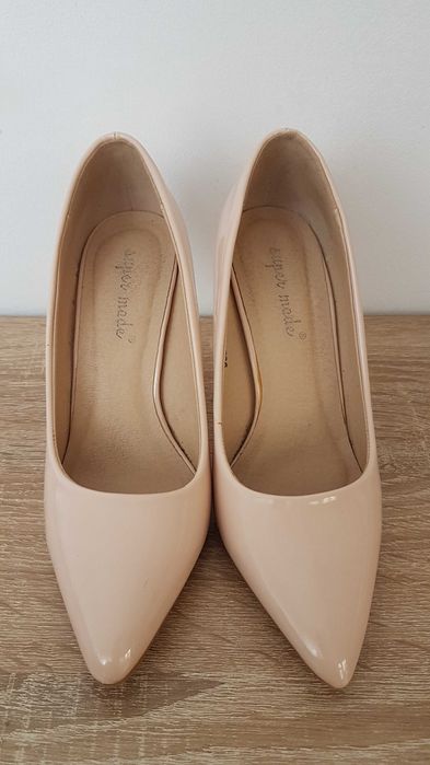 Pantofi crem, lac, marimea 35, toc 9.5cm