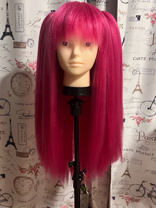 Розовый парик гофрирован