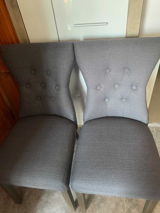 Продавам трепезни столове - английски 2 броя