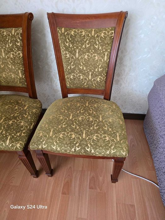 Продаются широкие стулья