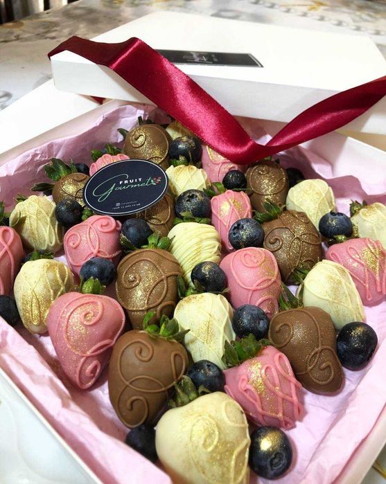 Клубника в шоколаде — потому что классика всегда в моде! Подарки.