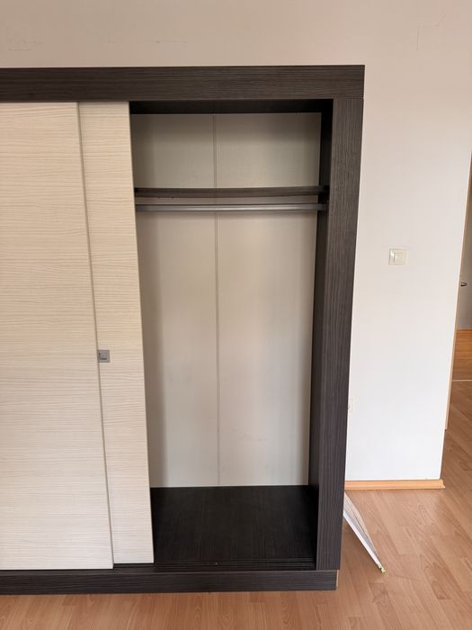 Гардероб с пръзгащи се врати