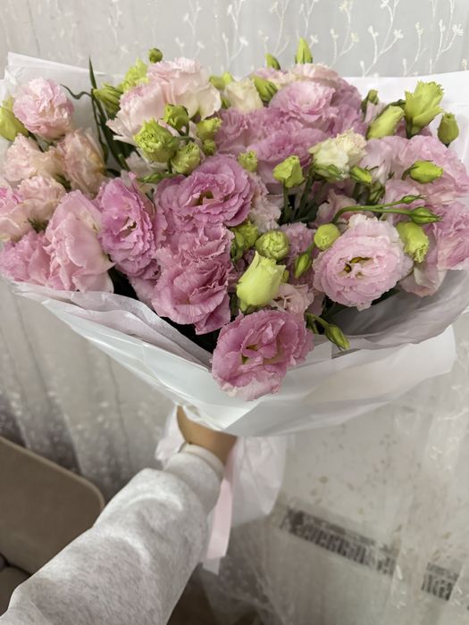 Букет-эустомы,белые розы, кустовые розы