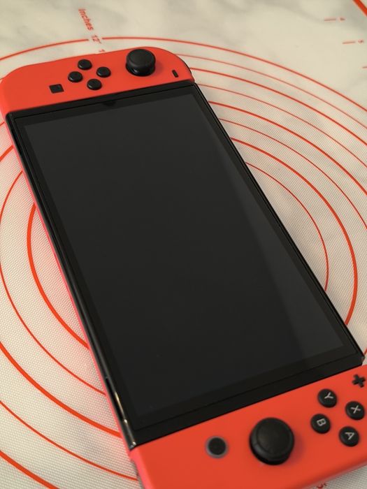 Nintendo Switch OLED – Roșu – Revizuit și gata de utilizare!