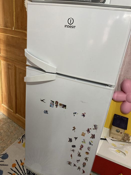 Холодильник Индезит.