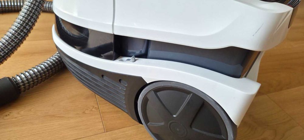 BOSCH прахосмукачка AquaWash&Clean ProPerform 2100W