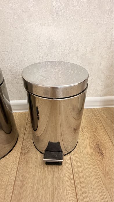 Мусорные ведра.