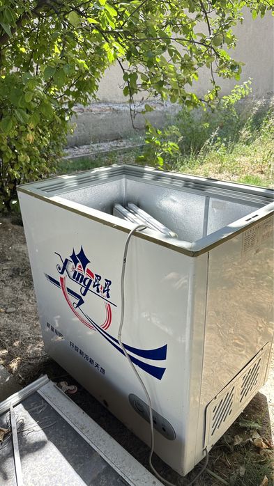 Морозильник и стиральная машина.