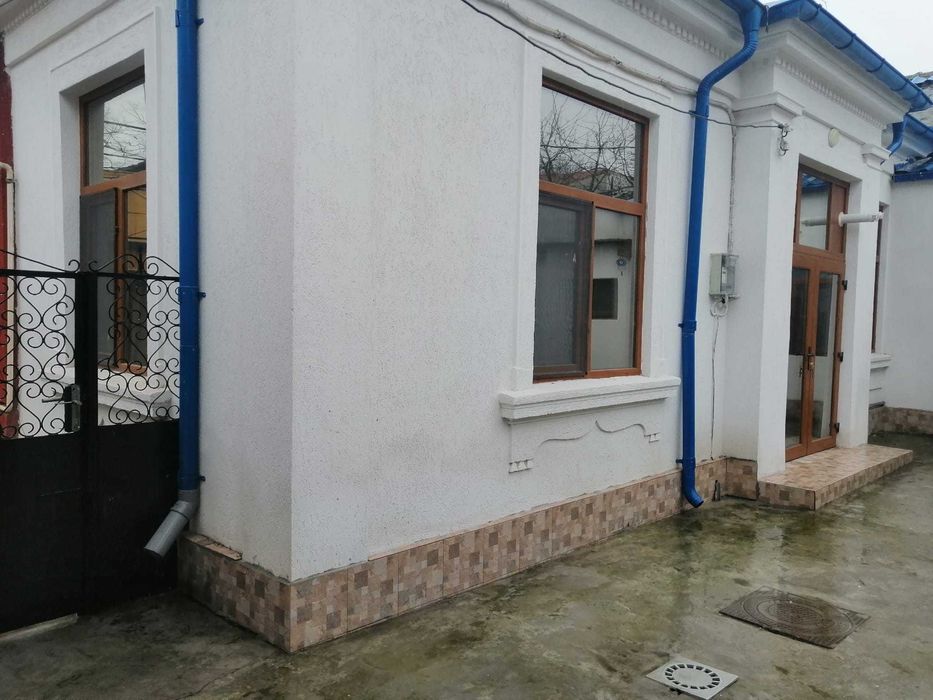 Casă de închiriat ,3 camere , nemobilată , ultracentral