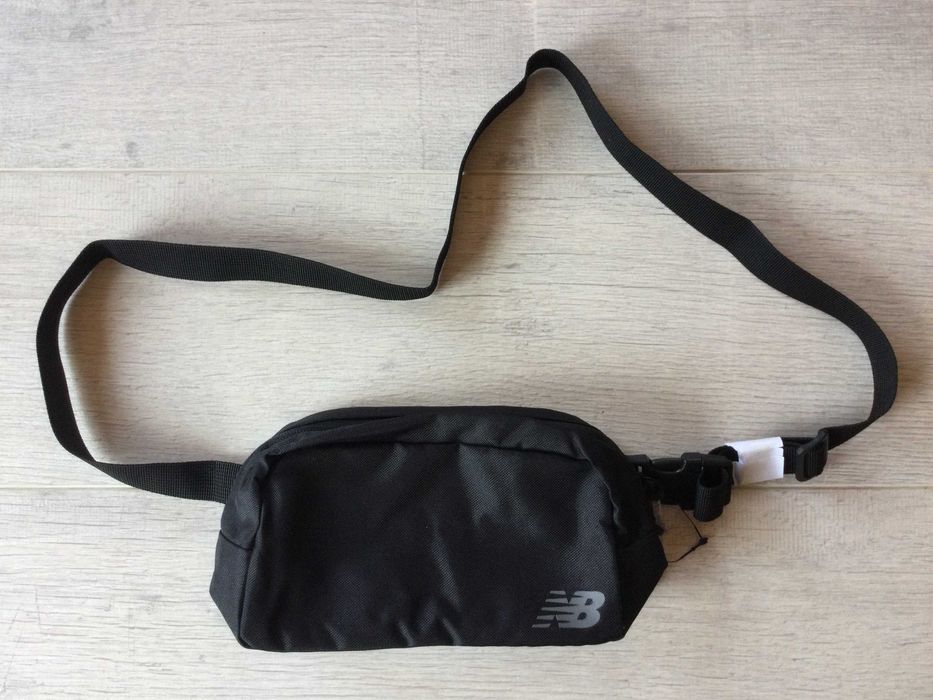 НОВА оригинална мъжка / унисекс черна чанта / crossbody bag / чантичка за кръста "банан" NEW BALANCE от САЩ