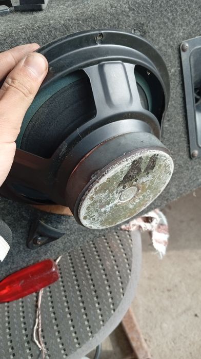 Vând subwoofer perfect functional 250 lei auto( 12 v )
