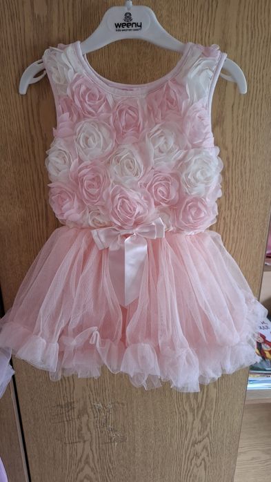 Страхотна розова рокля с рози за малко момиченце на 1 година