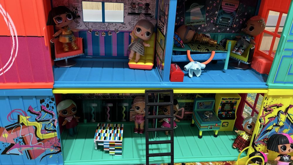 Vand casa de papusi L.O.L. Surprise! Clubhouse Remix