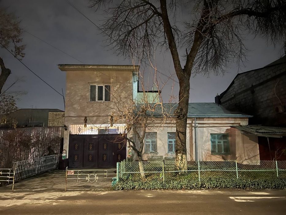 Продаётся дом участок на большую семью или под офис цена за сотку