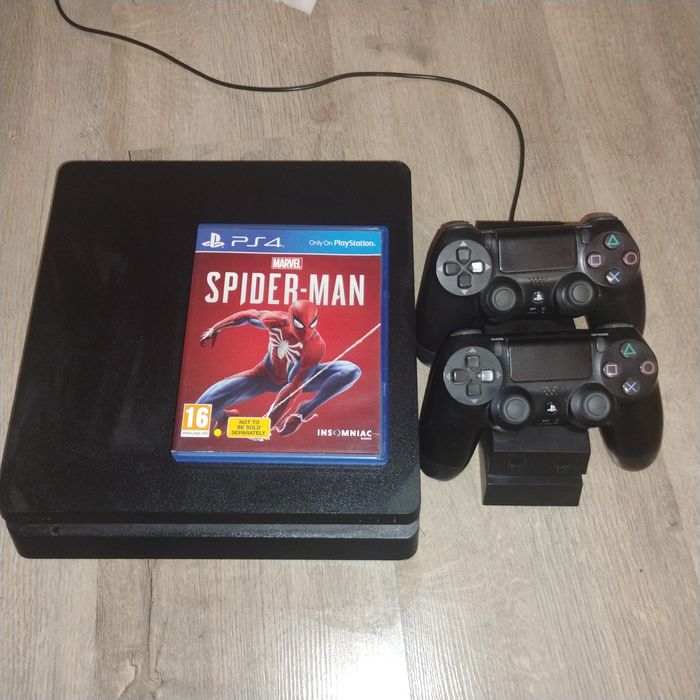 PS4 Slim станд за контролери + 2 контролера и подарък  игра spider-man