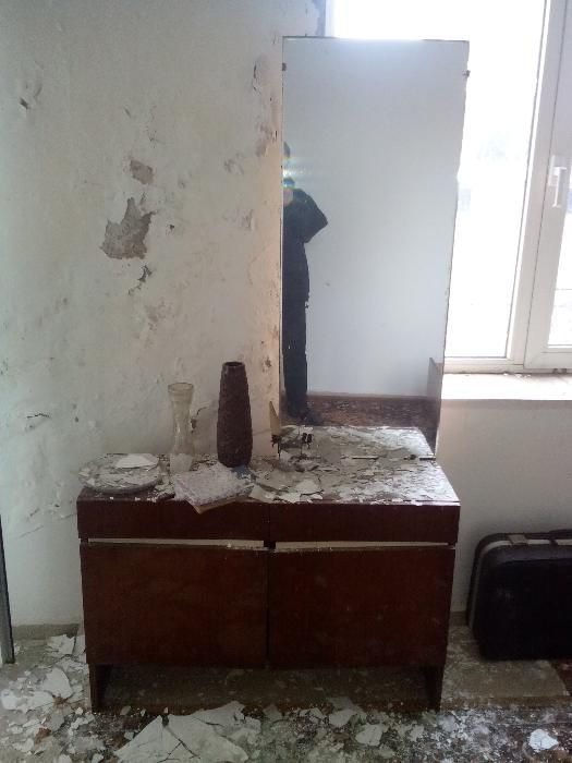 Спалня,4-крилен гардероб,тоалетка с огледало,шкафчета,пружини и дюшеци