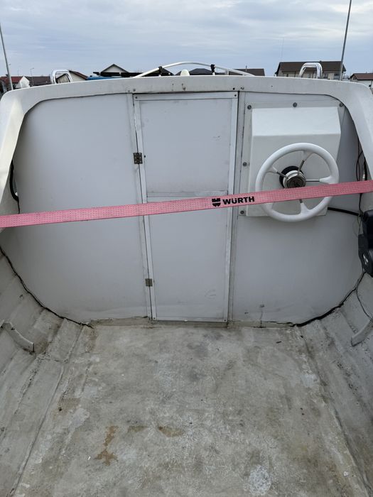Barca cabinata, motor tohatsu 15 cp efi si peridoc