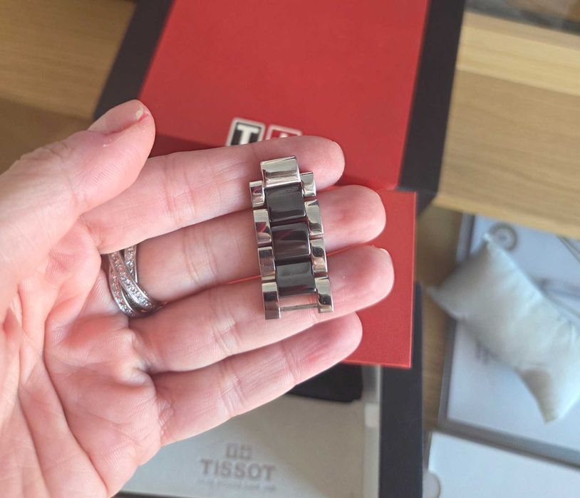 Vand doua ceasuri Tissot Cera T-Lady alb şi negru